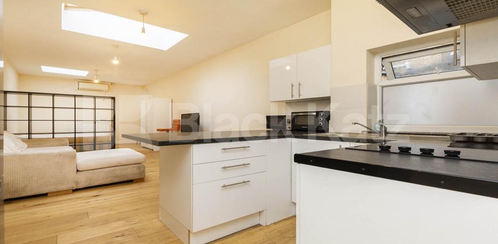 Studio property located within a secure gated development High Street , Hornsey 